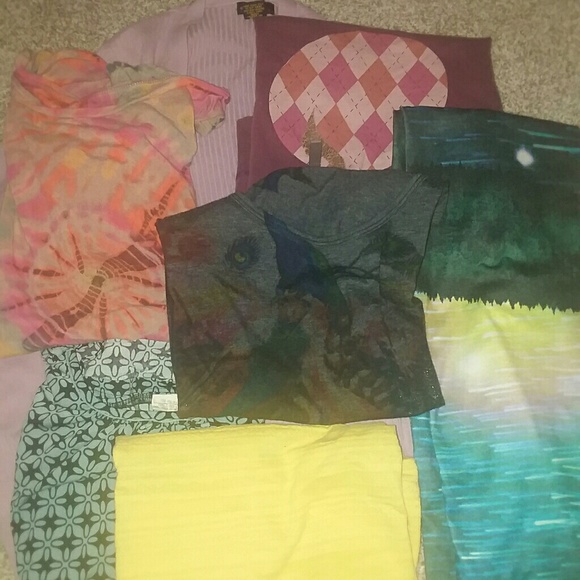 6 tops and a pair of leggings med.to L - Picture 2 of 6